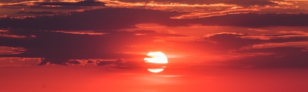 云端观赛直播中心多屏幕显示不同体育赛事实时画面