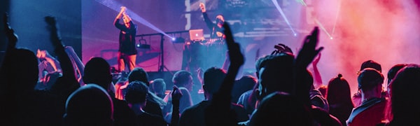 玩家部落球迷社区内人群热烈讨论体育赛事的场景