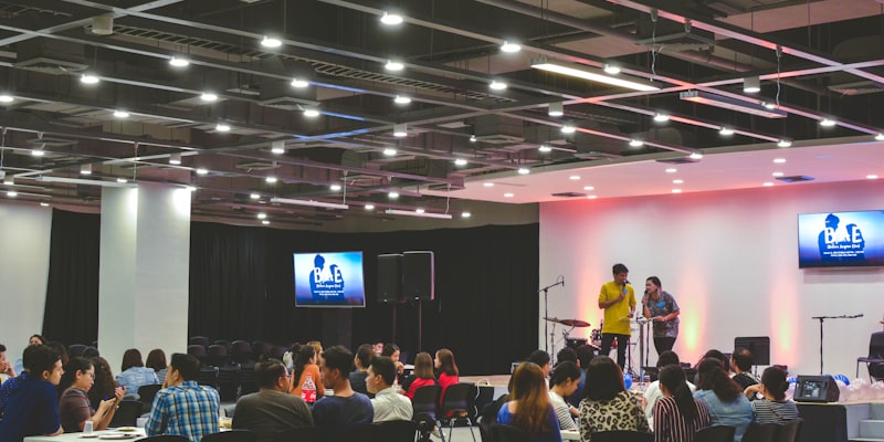 线上社区聊天界面显示用户关于体育赛事的热烈讨论